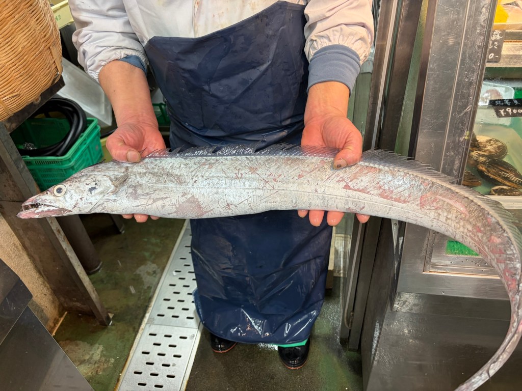 ご贔屓の魚屋さんで買った新鮮太刀魚を塩焼きに。福島の醤油と雪印バターで冬の幸せご飯