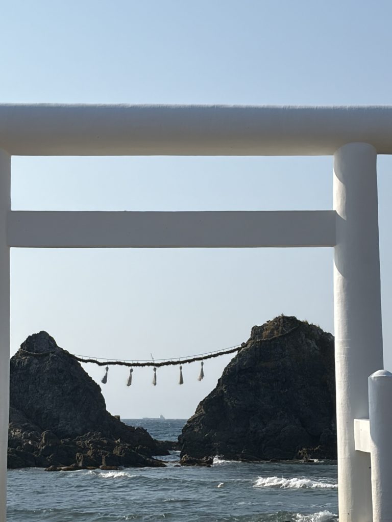 二見ヶ浦の白い鳥居と夫婦岩